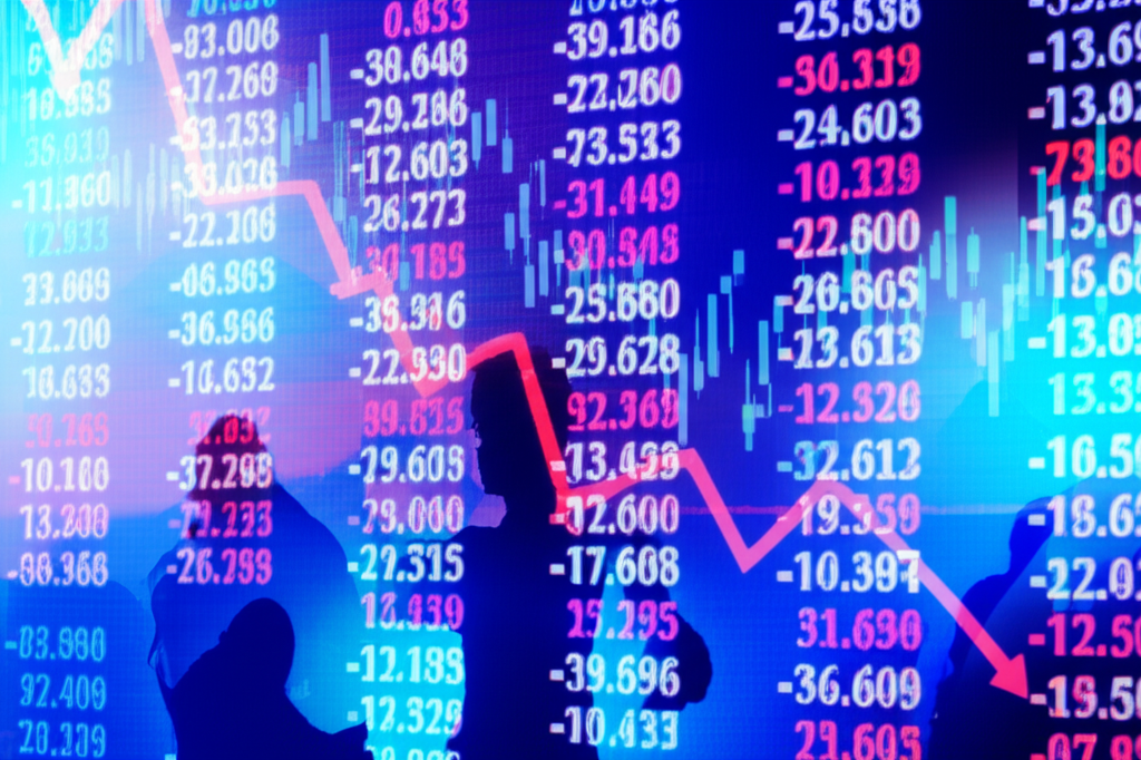 一個動態、發光的XRP標誌，周圍環繞著數據流、安全交易和企業網絡連接的抽象圖示。
